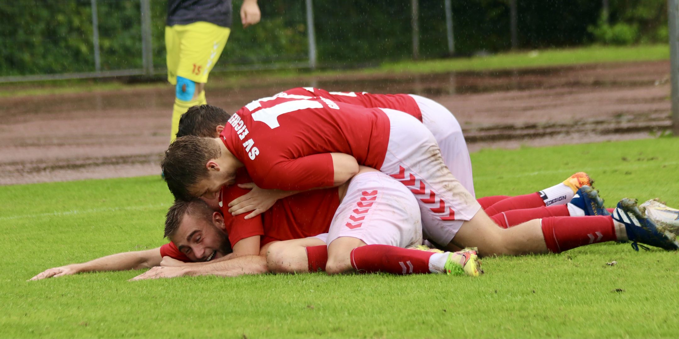 SVE setzt sich in Wasserschlacht durch - Liga besiegt FC Dornbreite mit 2:0
